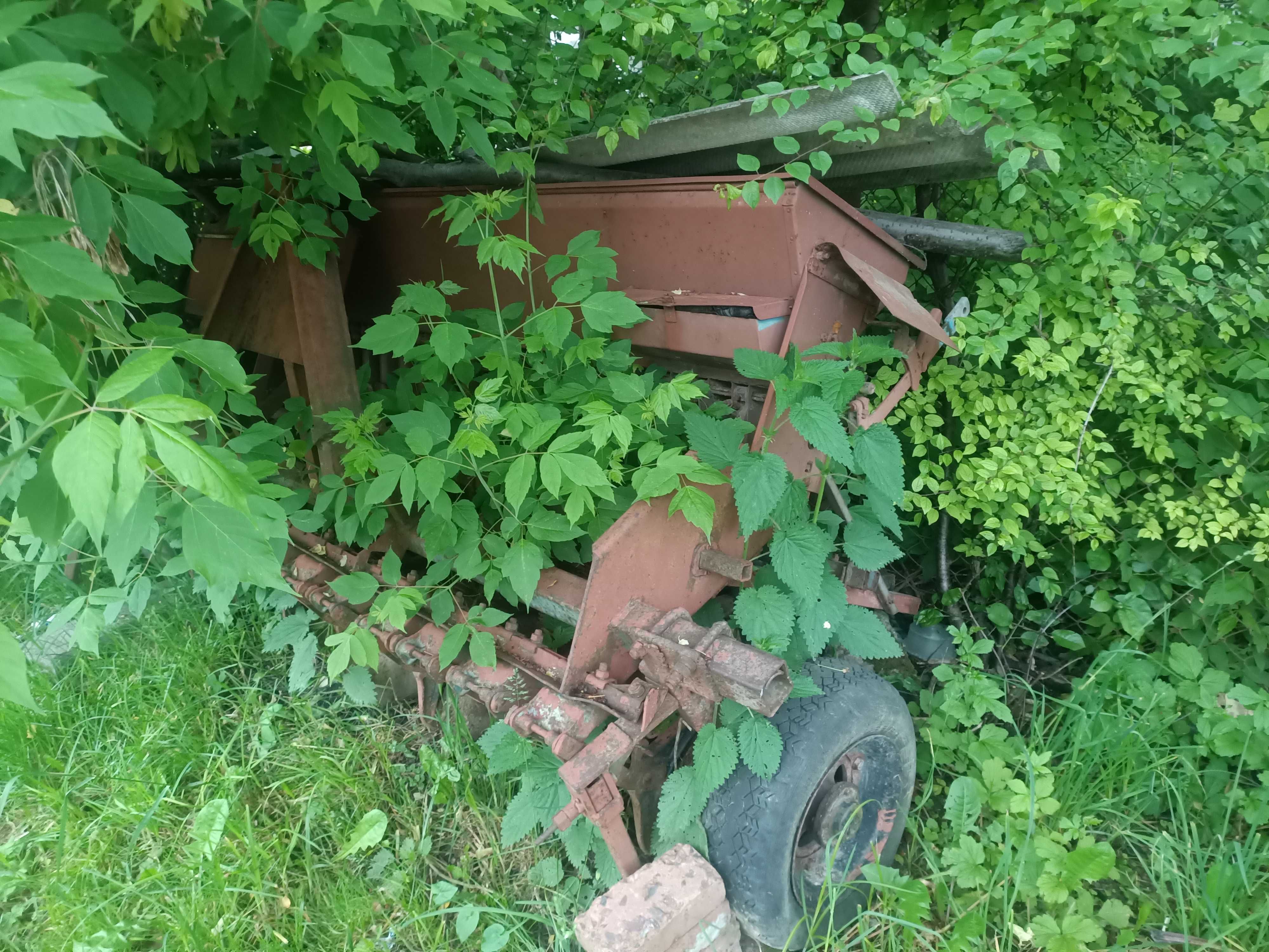 Трактор МТЗ 80 плуги, саджалка, борони