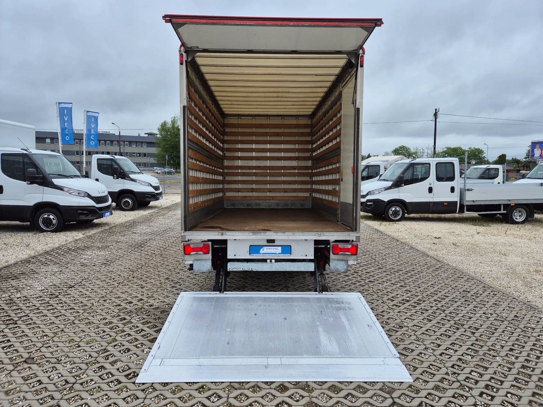 Iveco Daily 40C18 Hi-Matic 3.0 HPi, kontener 8PAL, winda 750KG  klimatyzacja, tempomat, bliźniaki, KAT.B, 3.5T, Euro 6, ISRI
