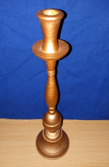 Дерев'яний підсвічник на тонку свічку