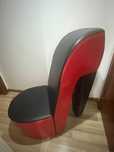 Sofá “Sapato” Bicolor (Vermelho e Preto) – Peça Ímpar de Decoração