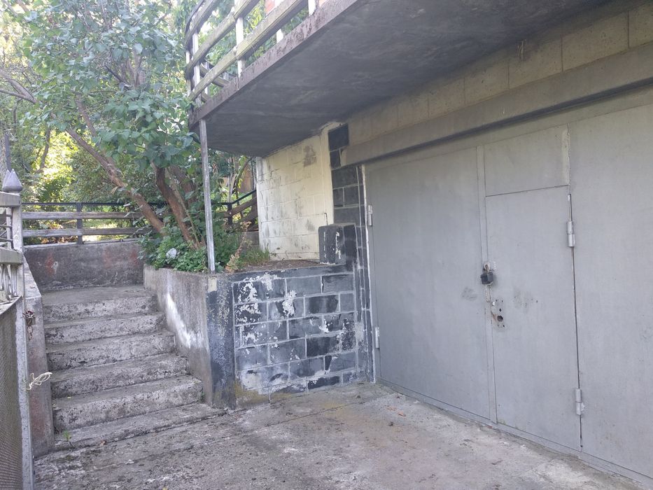 Будинок з земельною ділянкою 7 соток