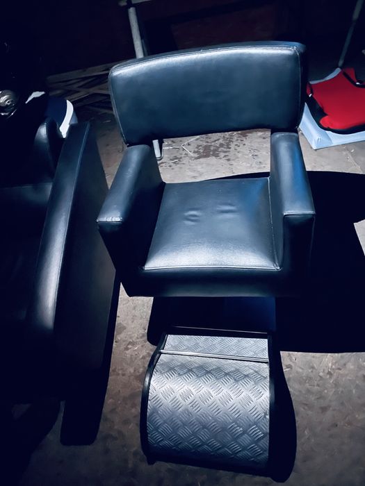 Fotel fryzjerski (barberski) z metalowym podnóżkiem blacha ryflowana !