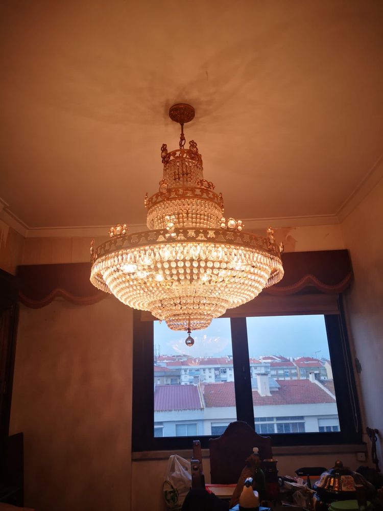 Lustre estilo francês com peças em cristal, em excelente estado