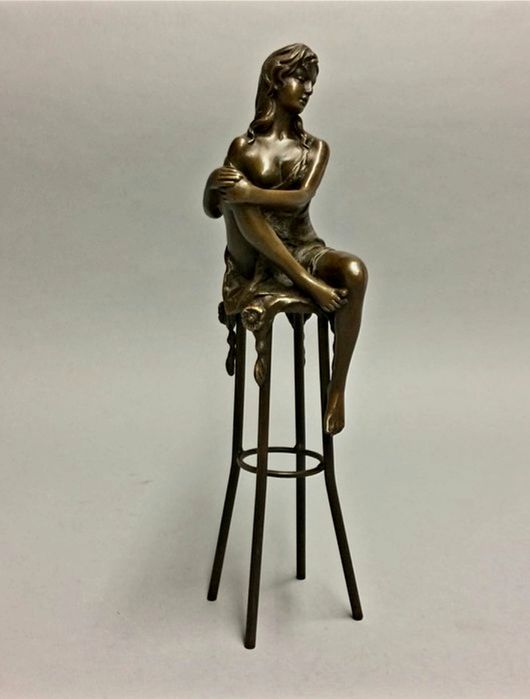 Estátua em Bronze " Mulher Sentada"