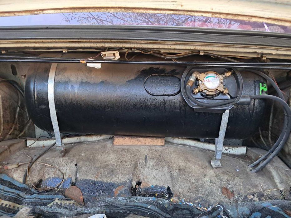 Продам Газовую Установку на  авто Волга - Газель  Почти Новая .