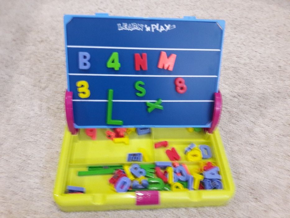 Jogo didático com letras e números "learn & play"