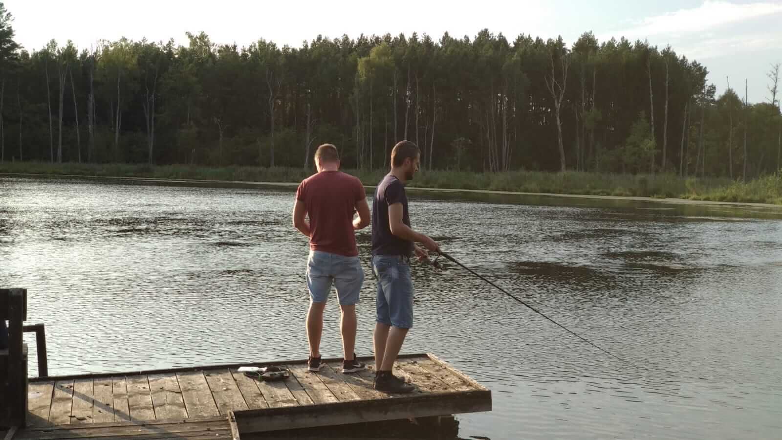 WAKACJE MAZURY noclegi Chata w Puszczy nad jeziorem domki Mazury