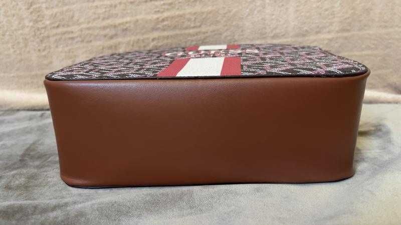 Сумка кроссбоди Guess.