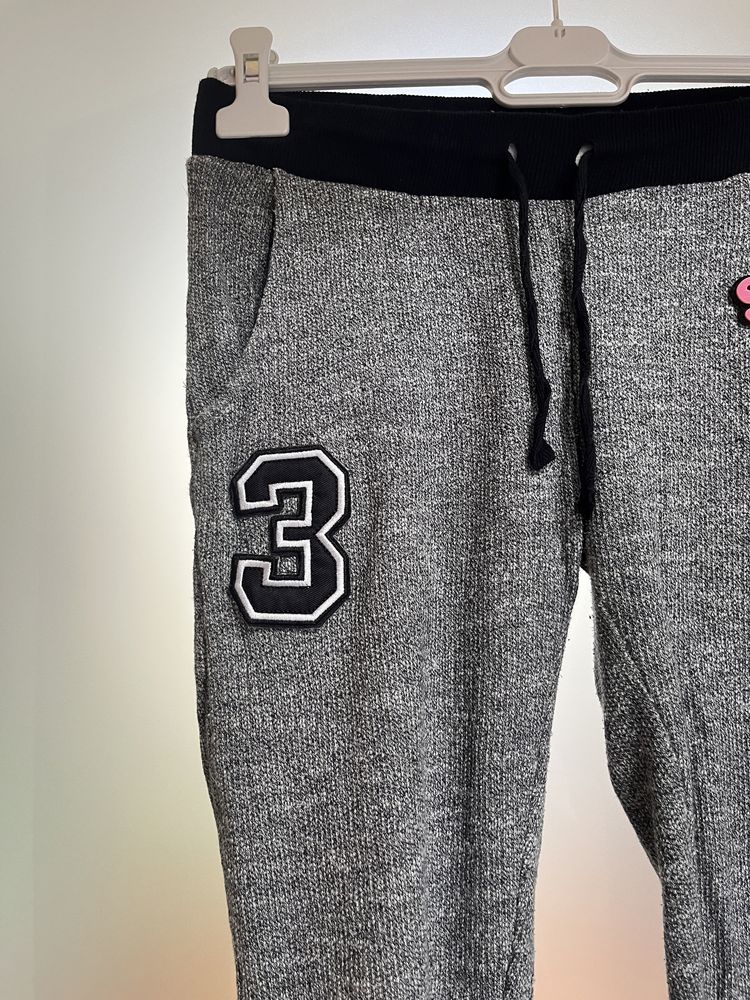 Szare cienkie dresy z naszywkami TK Maxx