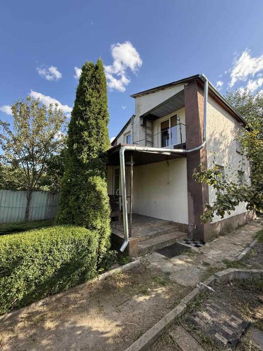 Продається двоповерхова дача, с. Терешки,  з власним озером у дворі