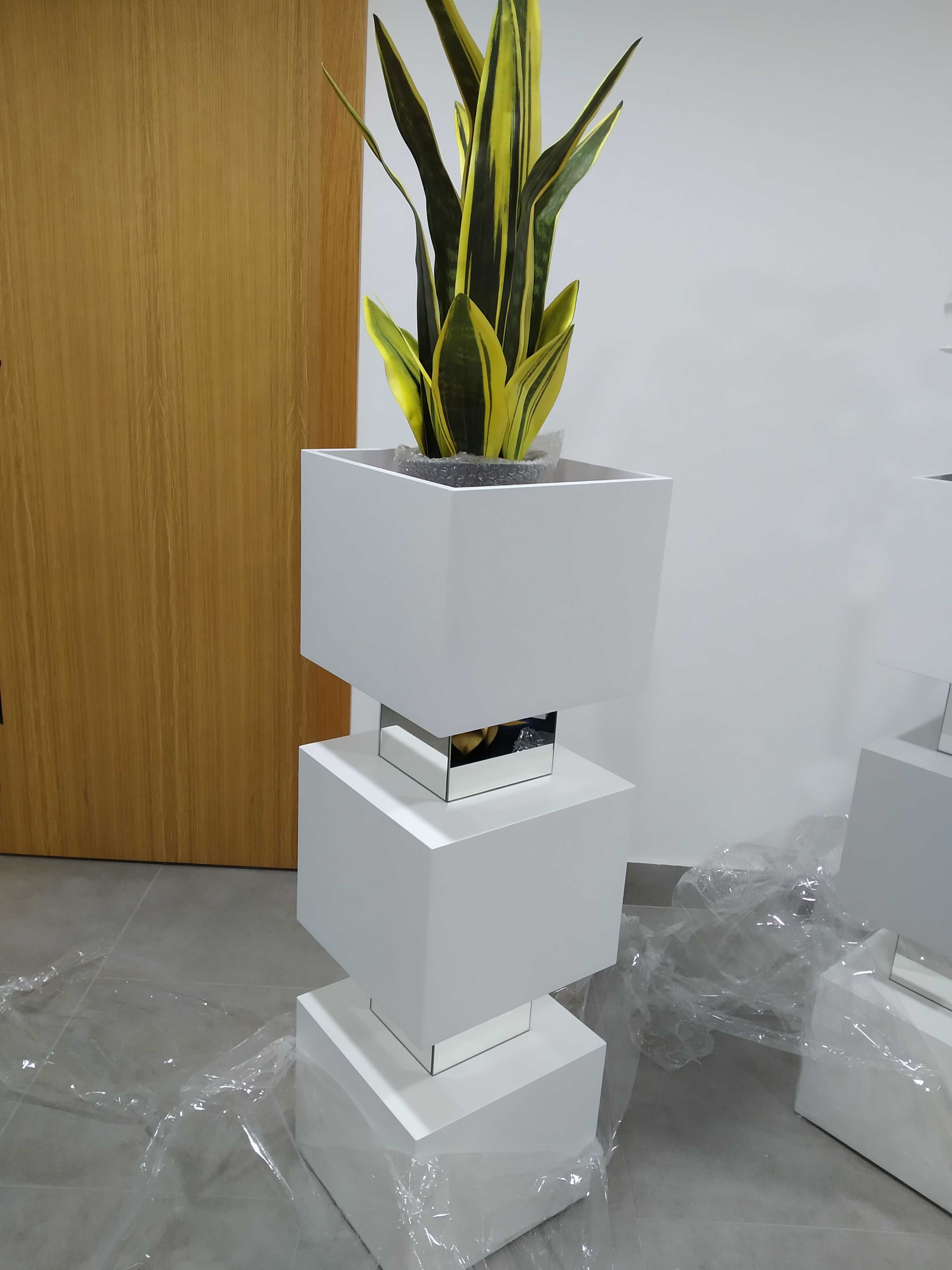 Vários modelos de floreiras decorativas