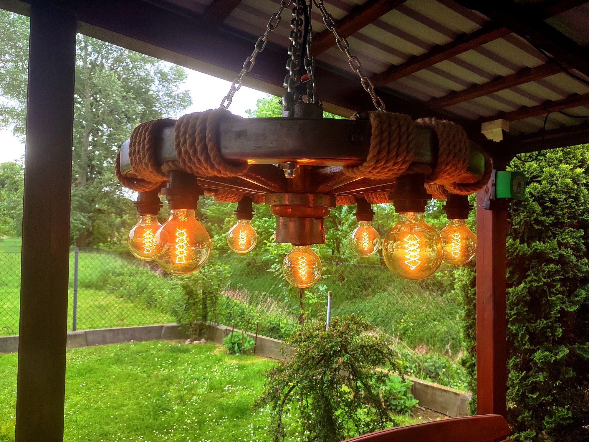 Żyrandol lampa do ogrodu altany ze starego i solidnego koła od wozu