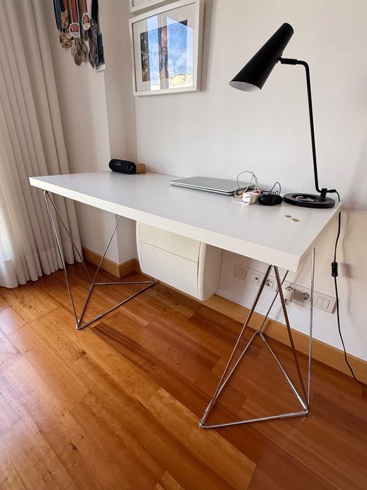 Secretária - tampo branco e cavaletes aço inox