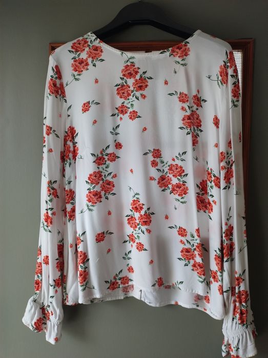 Elegancka bluzka z zapięciem na plecach r42