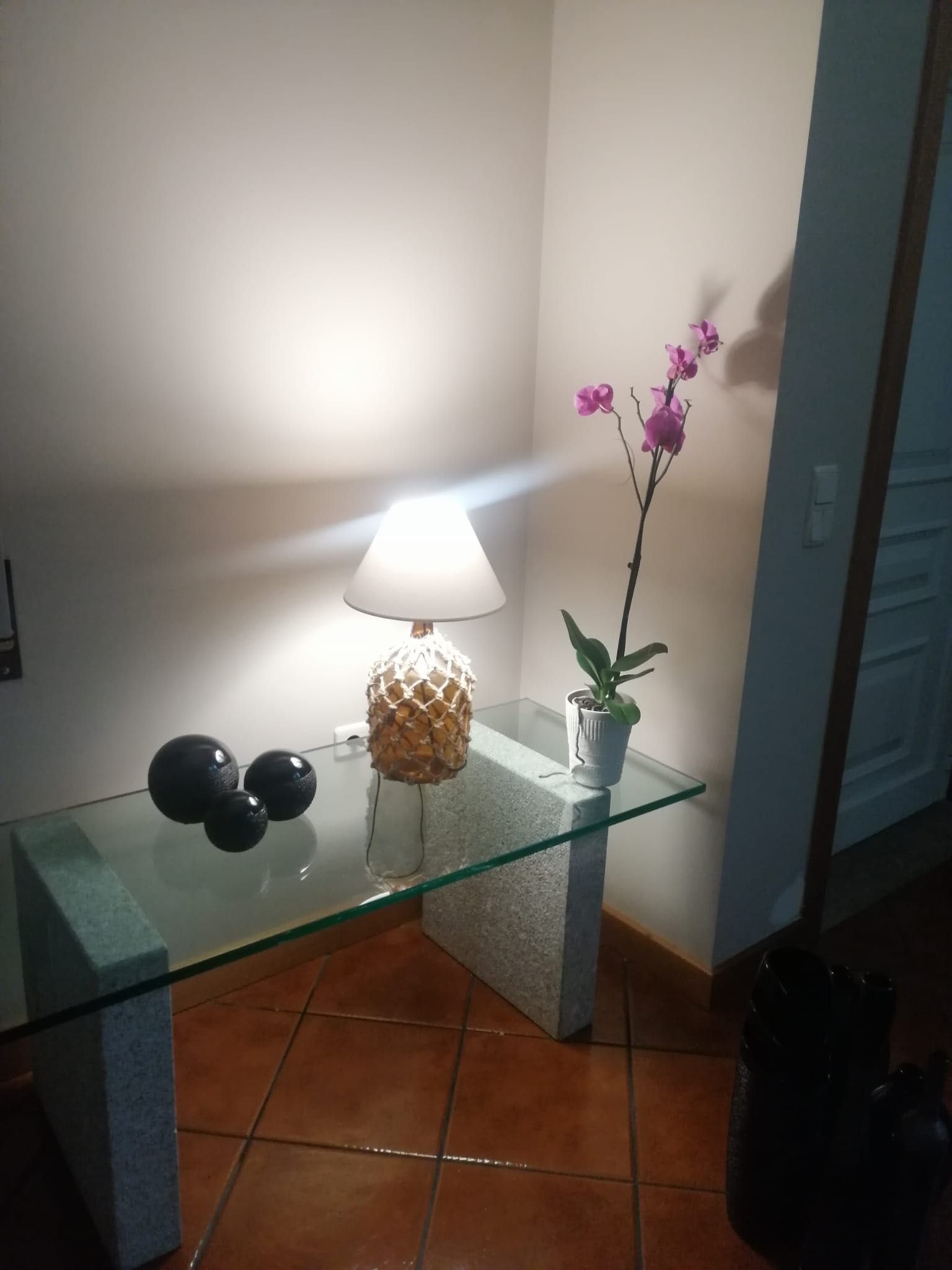 Mesa de apoio em vidro e granito