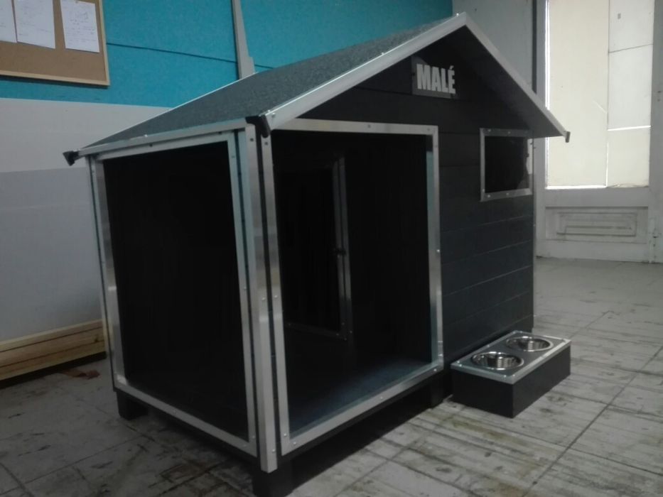 Casota em madeira para cães com alpendre