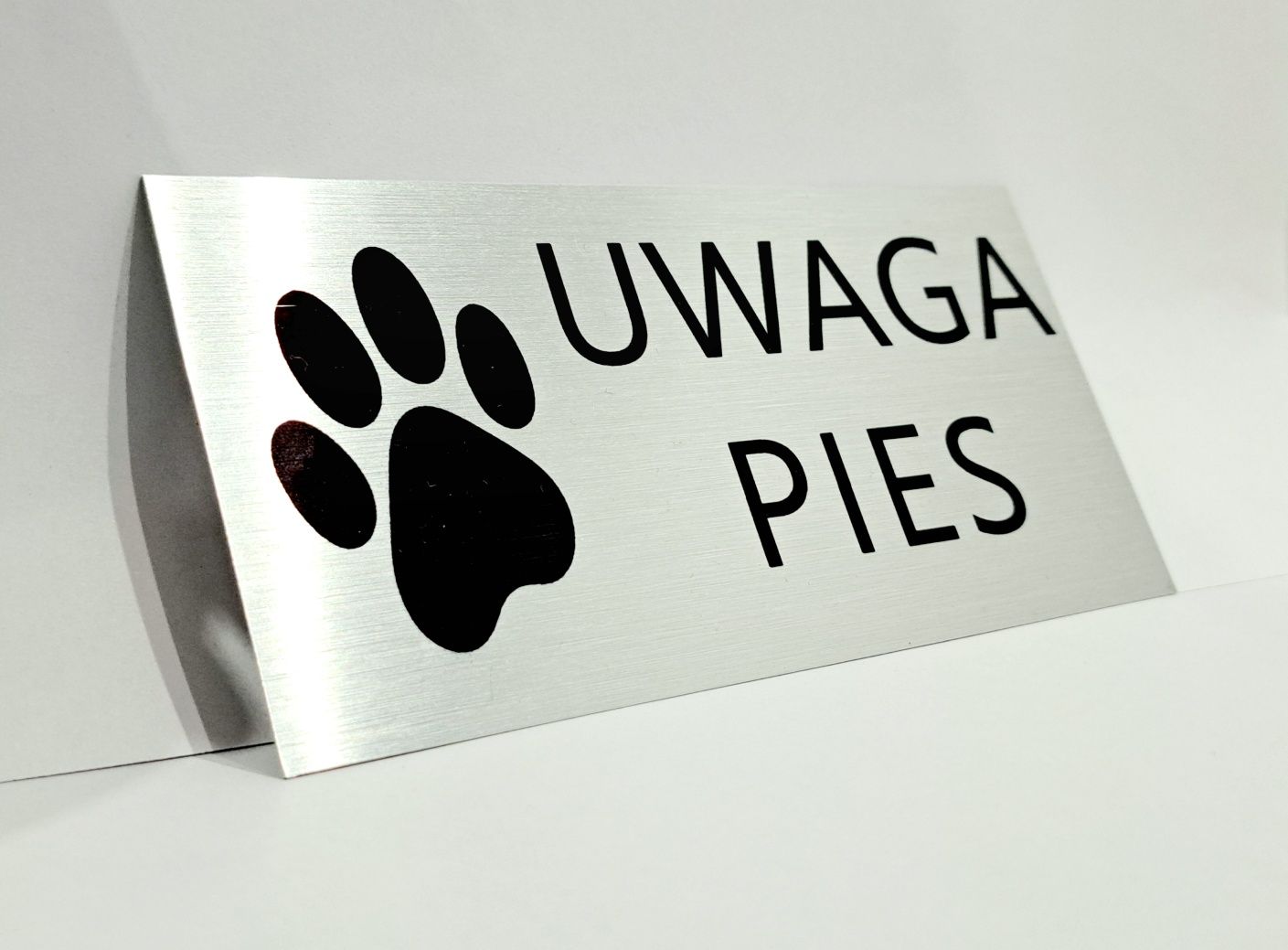 Srebrna tabliczka uwaga pies łapka