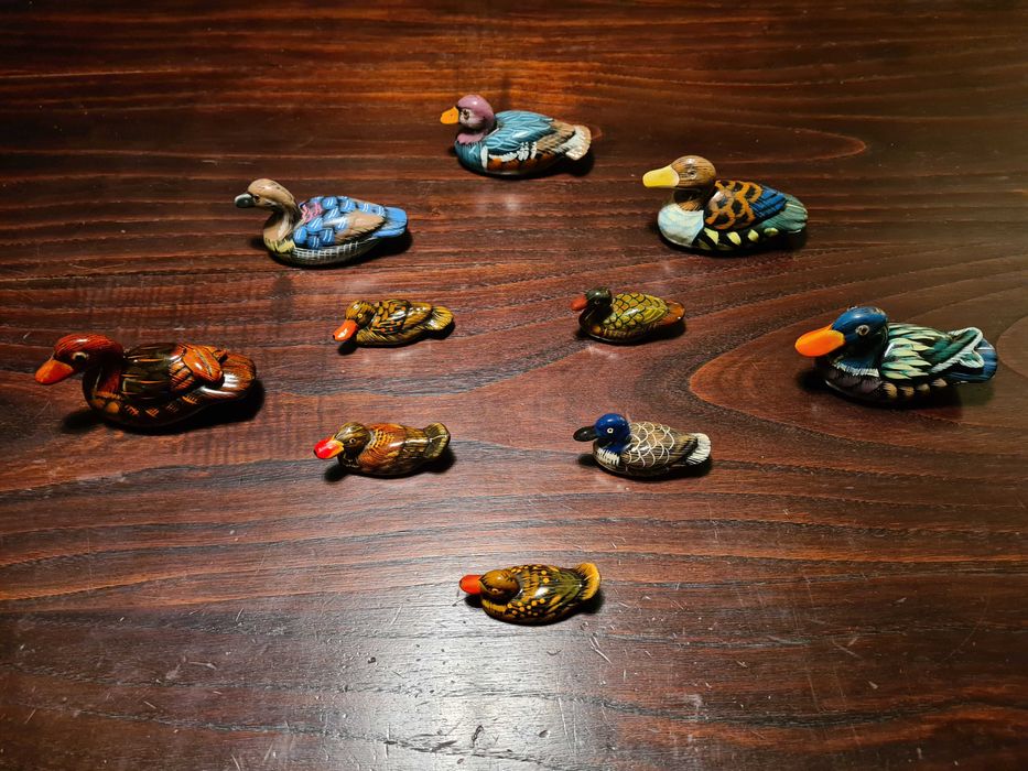 Conjunto de 10 patos em barro pintado