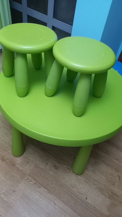 Mesa com dois bancos criança