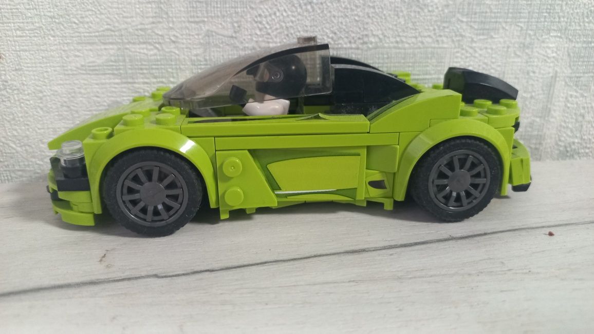 Лего автомобіль зеленого кольору