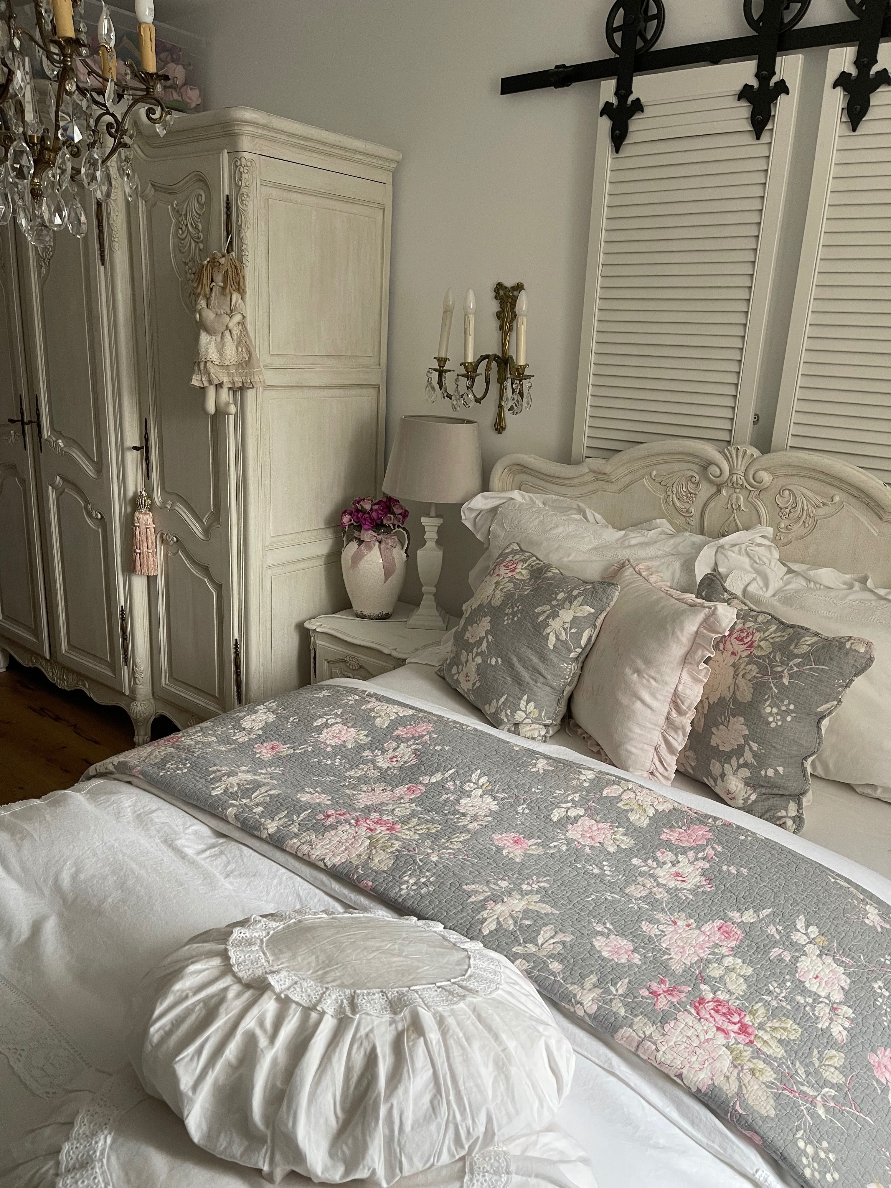 Łóżko Ludwig Antyk z pięknymi kwiatami Shabby Chic