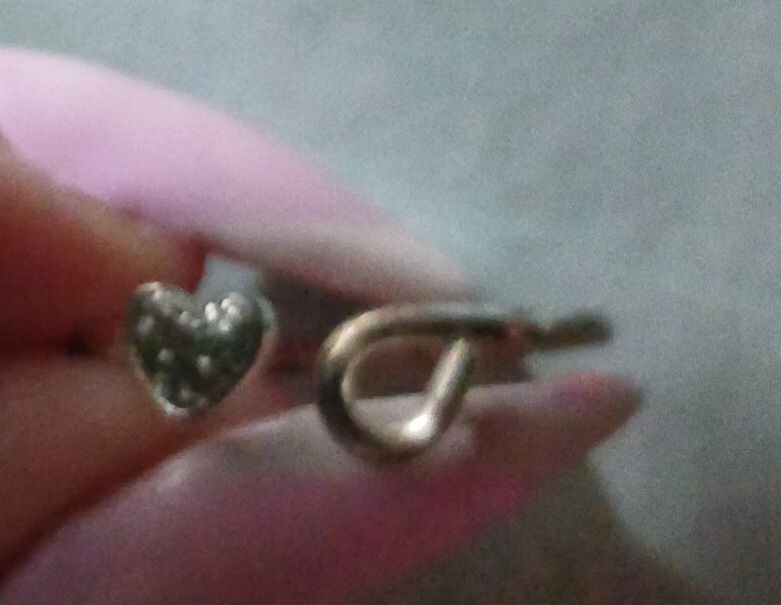 Серебрянные серёжки, детские колечки, браслеты белого металла.