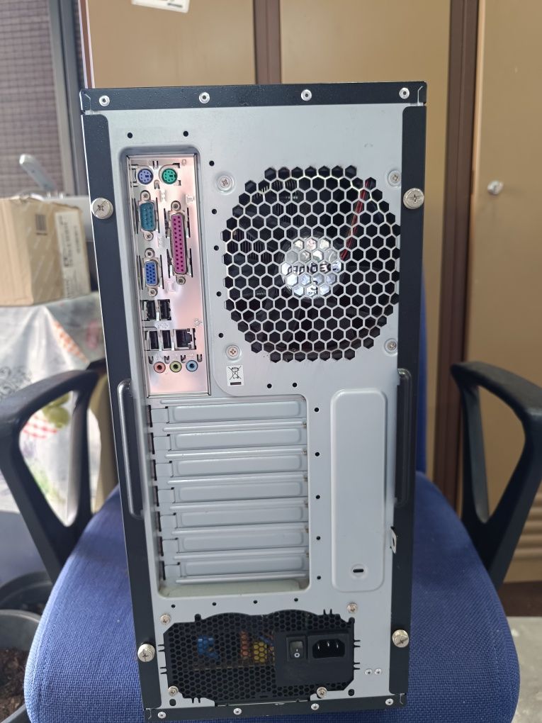 Computador desktop torre ASUS