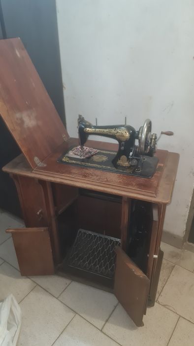 Швейна машинка Singer з дерев'яним шкафом