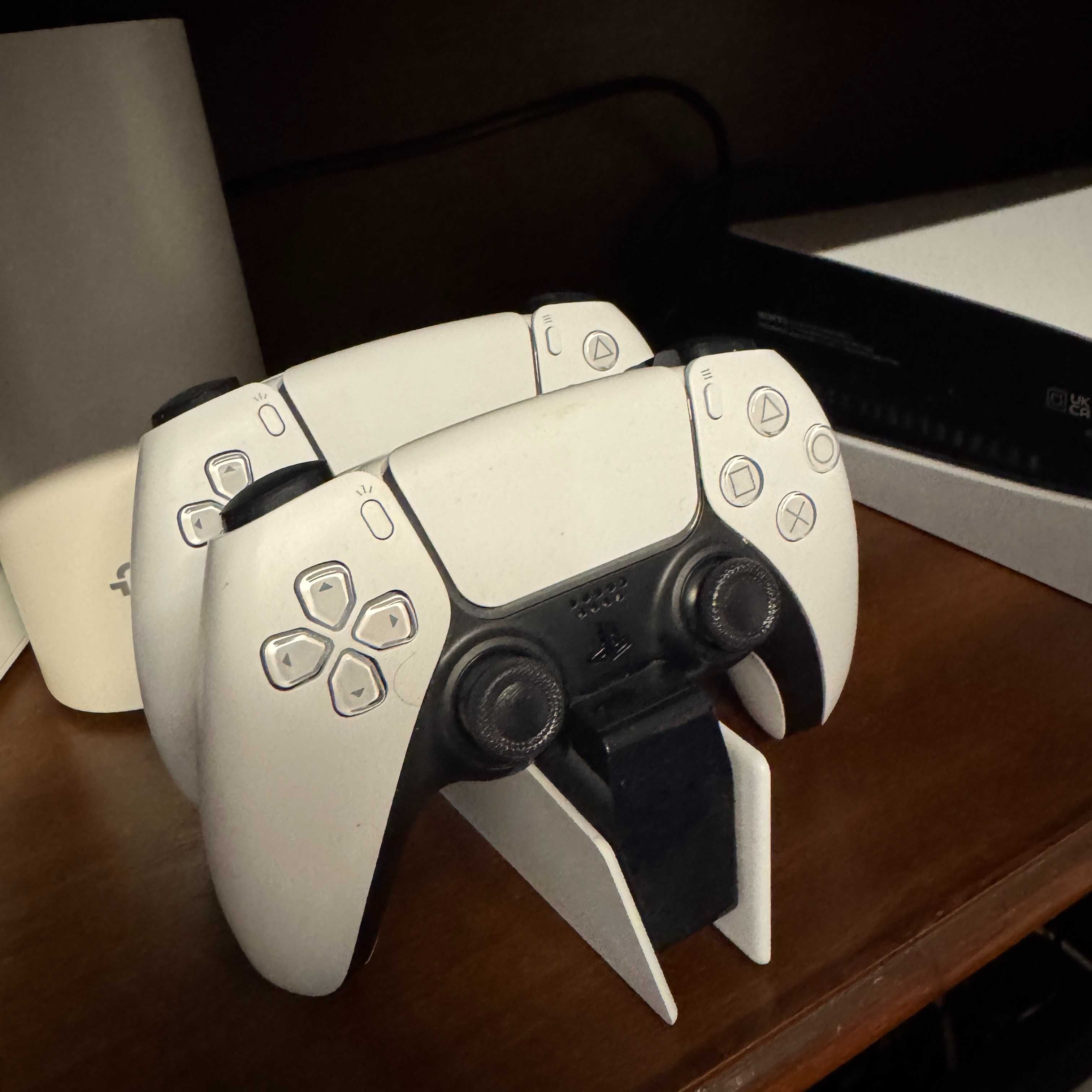PlayStation 5 (com leitor de discos) + SSD 2TB + 2 Jogos + 2 Comandos