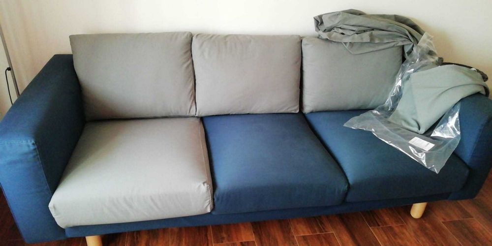 Sofá 3 lugares Norsborg IKEA com duas capas de cores diferentes