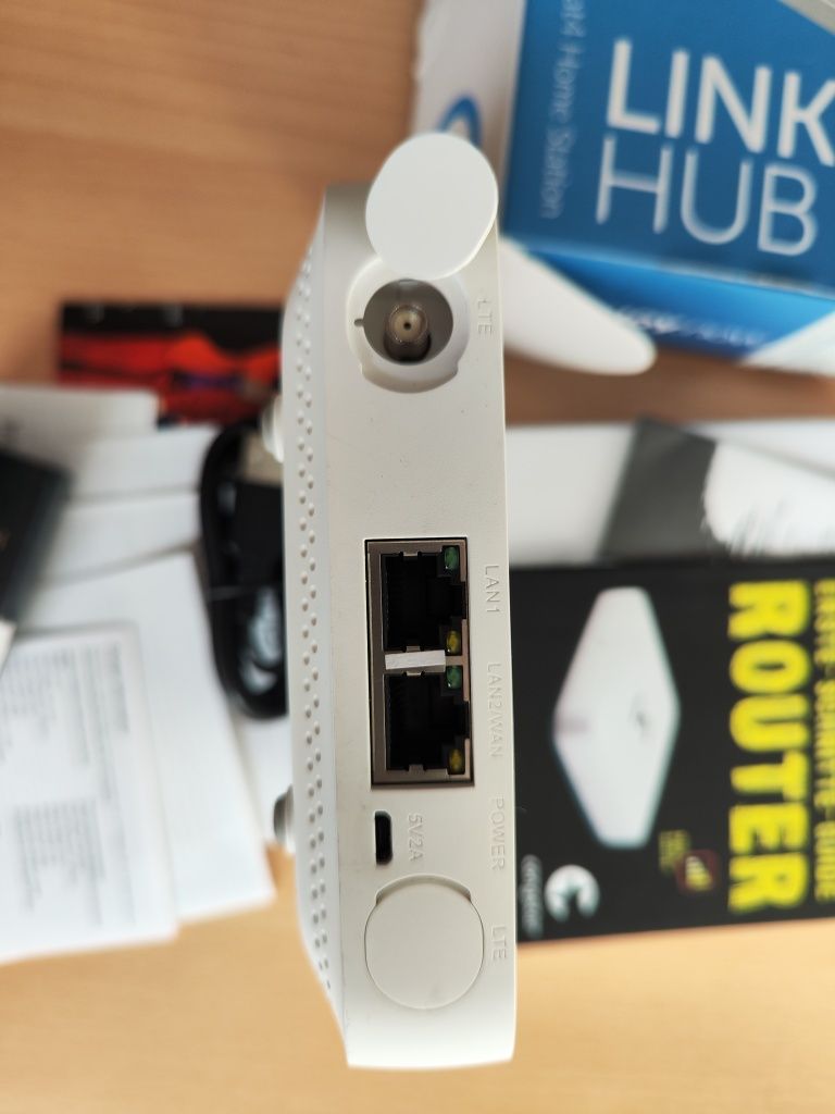 4G LTE Cat.4 WiFi Router Alcatel Linkhub HH40V