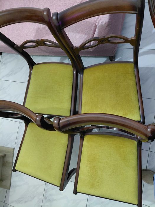 Conjunto de 4 cadeiras em excelente estado.