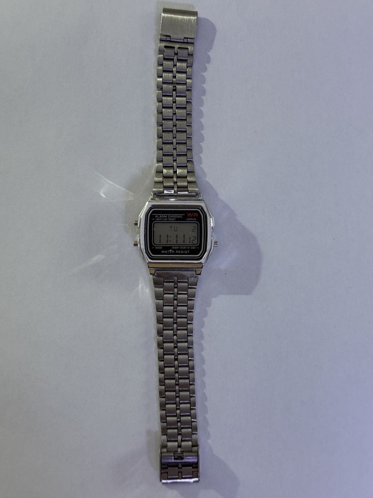 Srebrny zegarek, styl Y2K Casio