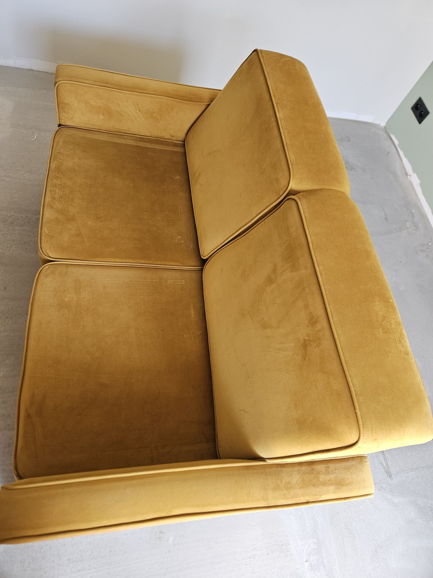 Sofa z funkcją spania i pojemnikiem
