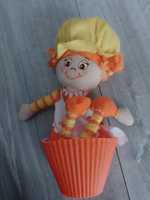Little miss muffin maskotka wyskakująca chowająca się w babeczce