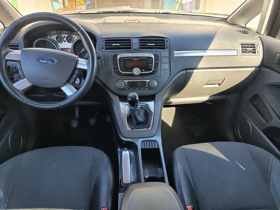 Carrinha Ford C-max muito bem estimada