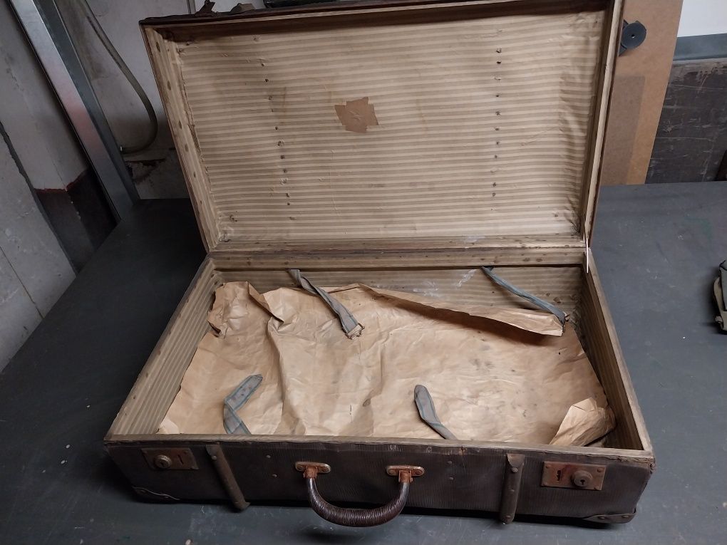 Stara przedwojenna walizka kufer