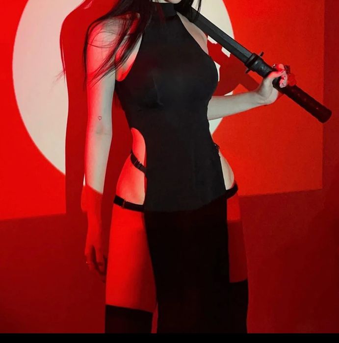 Чорна відкрита сукня