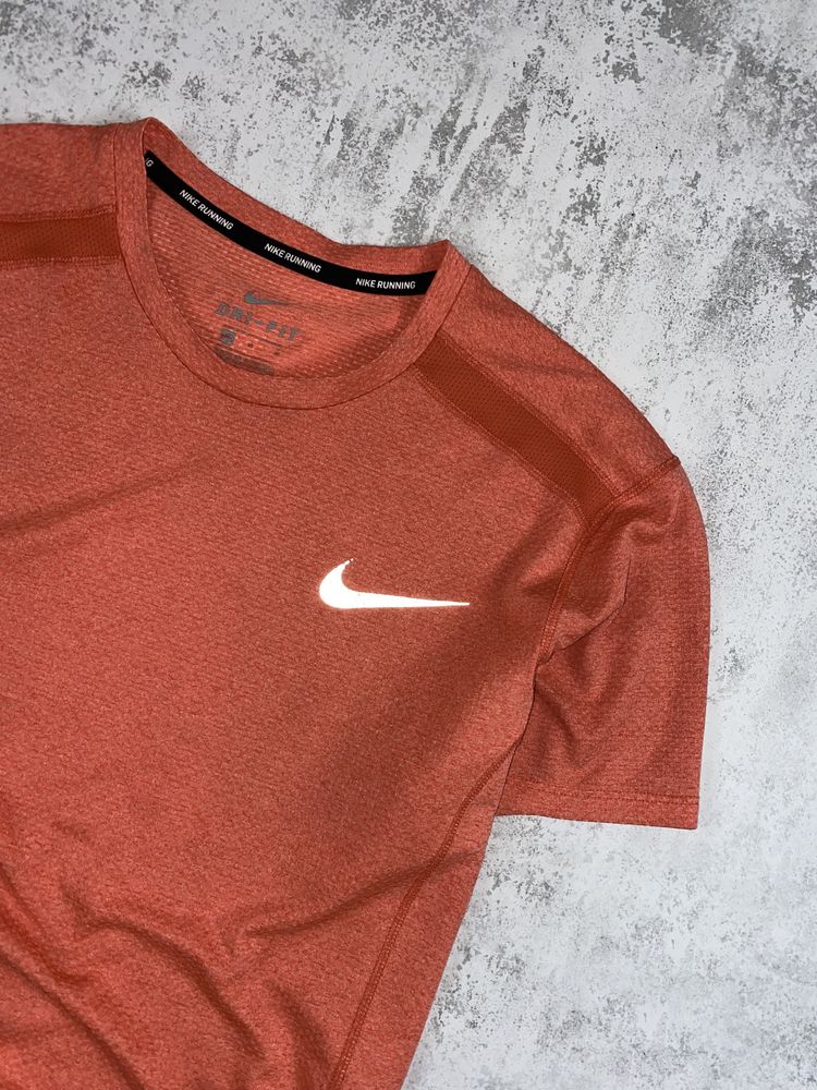 Яскрава енергія: спортивна футболка Nike у помаранчево