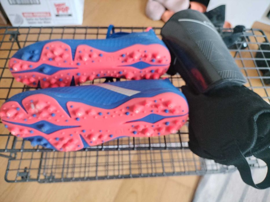 Chuteiras e caneleiras kipsta