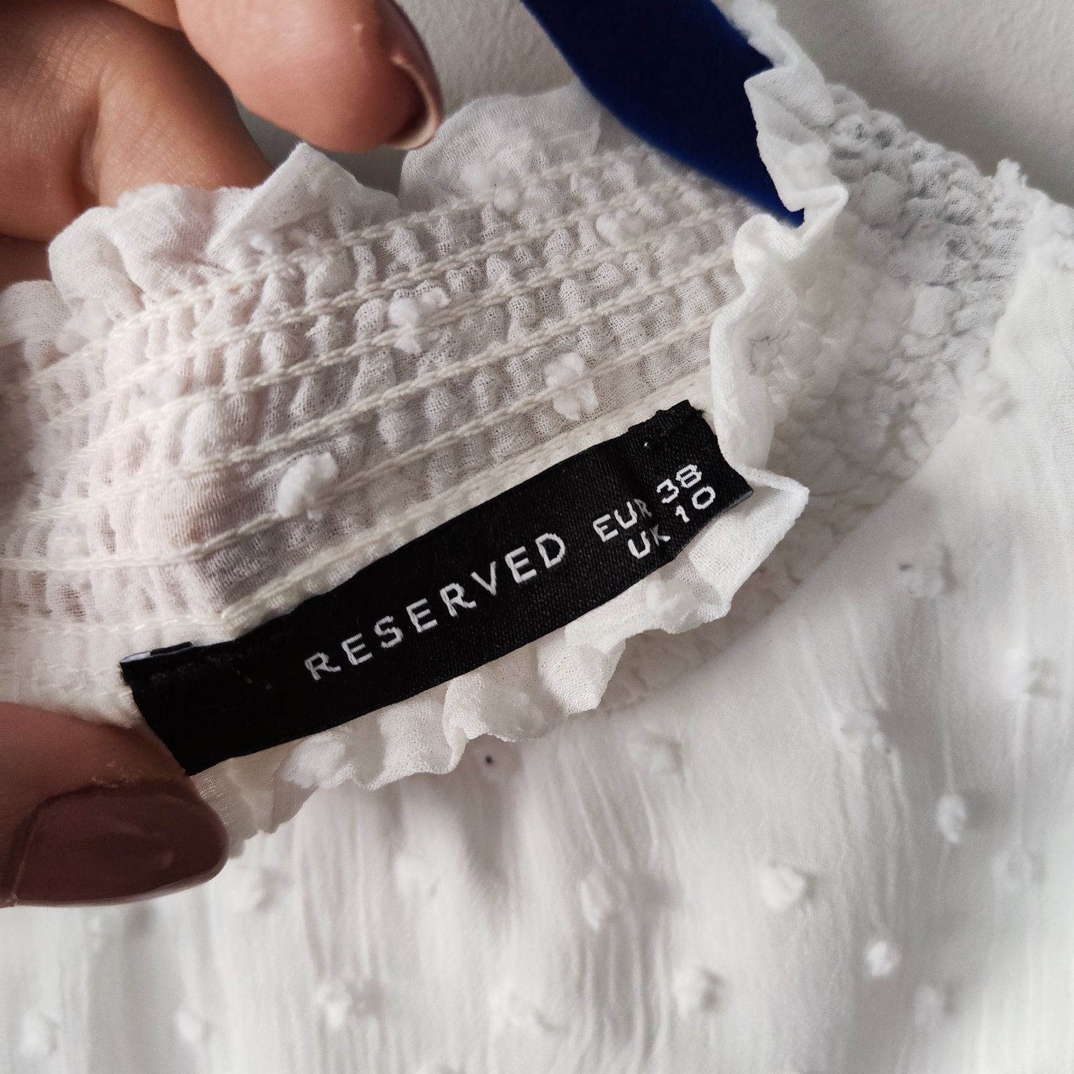 Bluzka ze stójką z tkaniny plumeti kolor złamana biel Reserved r. 38