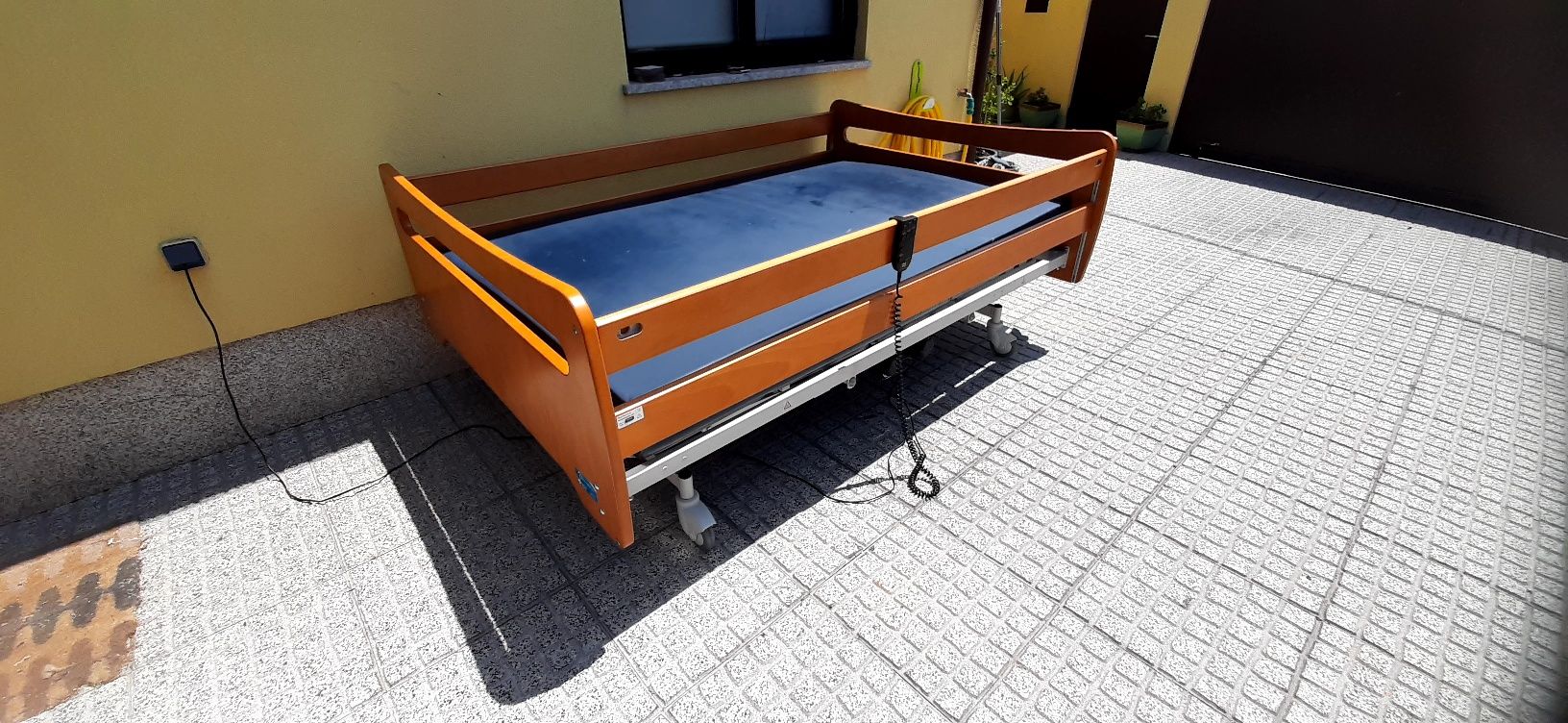 Cama articulada elétrica e elevatória hospitalar  120 cm largura