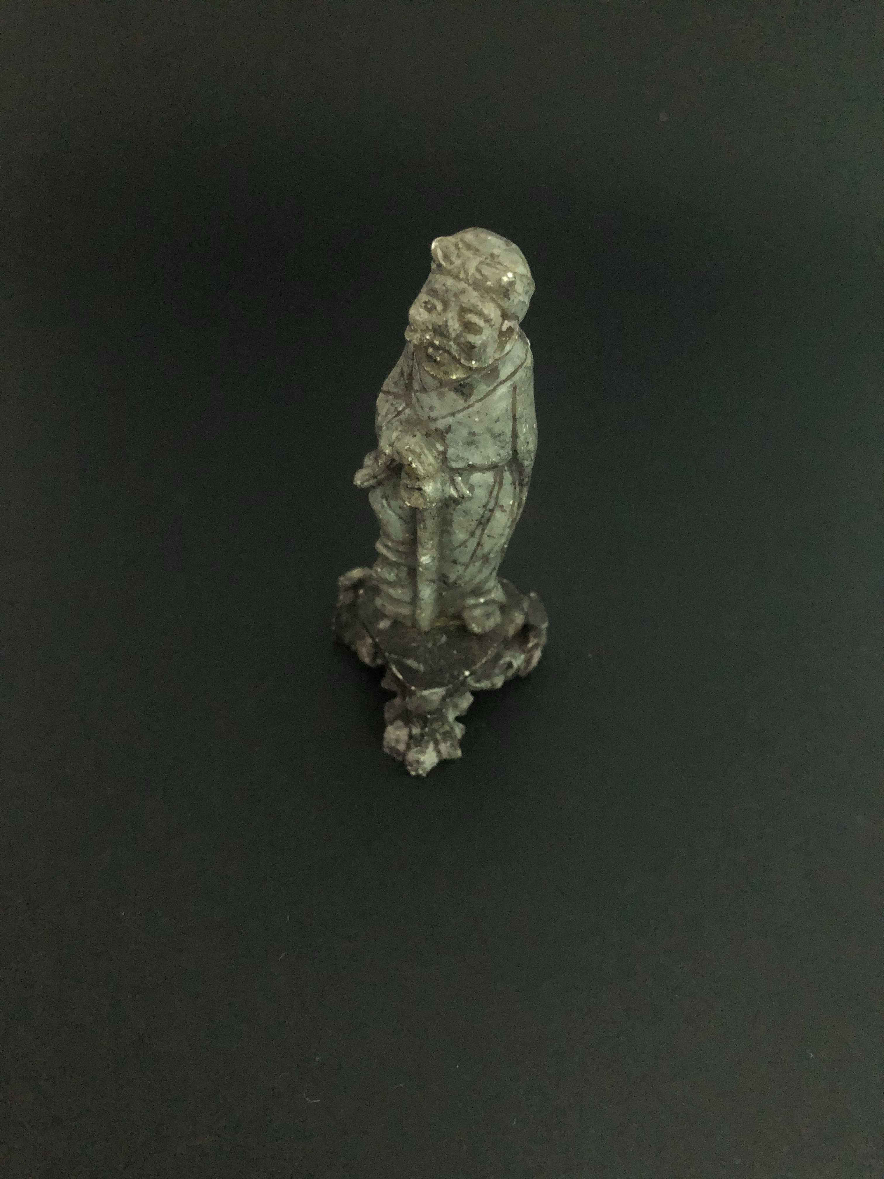Pequena escultura em pedra sabão representando sábio Chinês