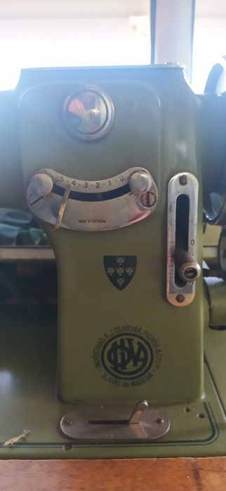 Máquina e mesa de Costura Oliva | A funcionar, bom estado