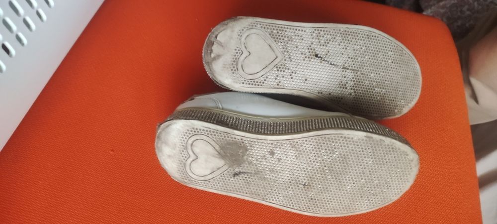 Кросівки зі стразами на підошві 32 розмір.