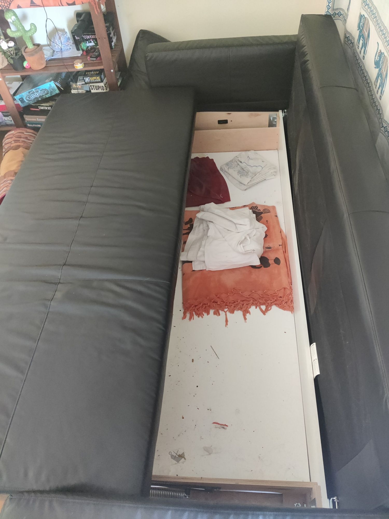 Sofá Tipo Pele IKEA cama e arrumação