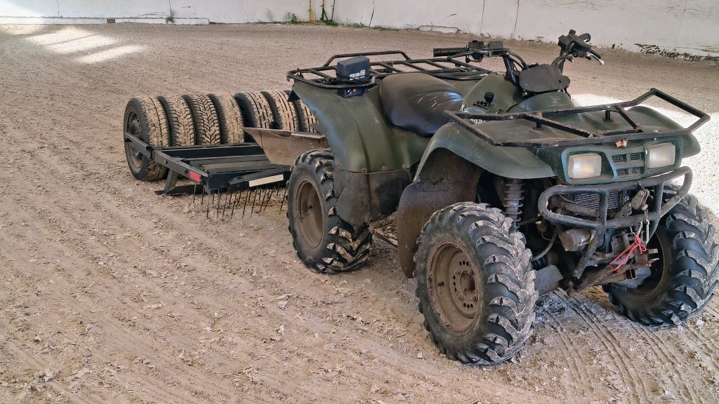 Równiarka do podłoży jeździeckich wraz z quadem Kawasaki KVF 360.