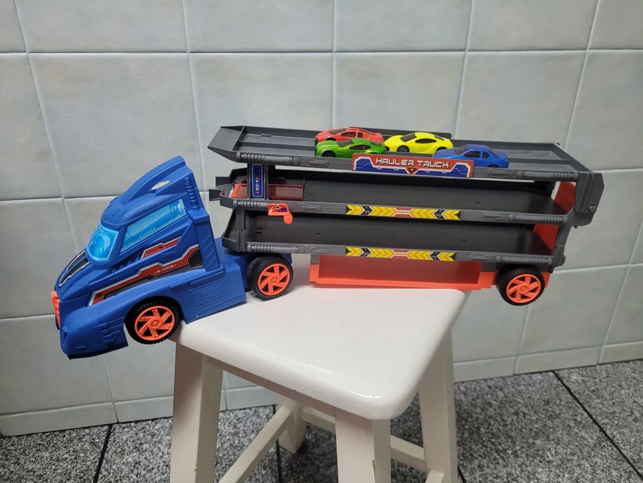 Camião transportador de carrinhos