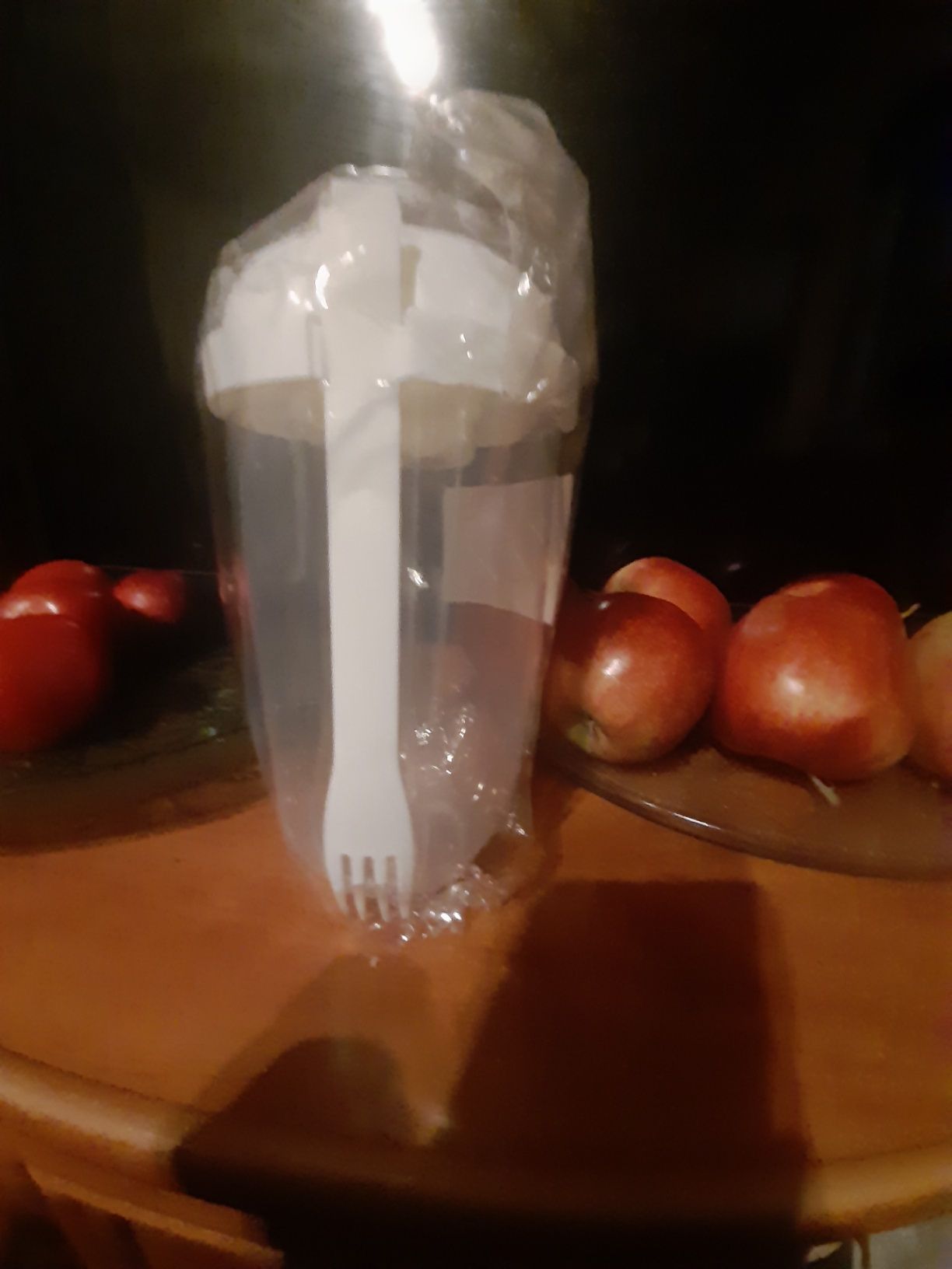Pojemnik na sałatke z widelcem o pojemnikiem na sos