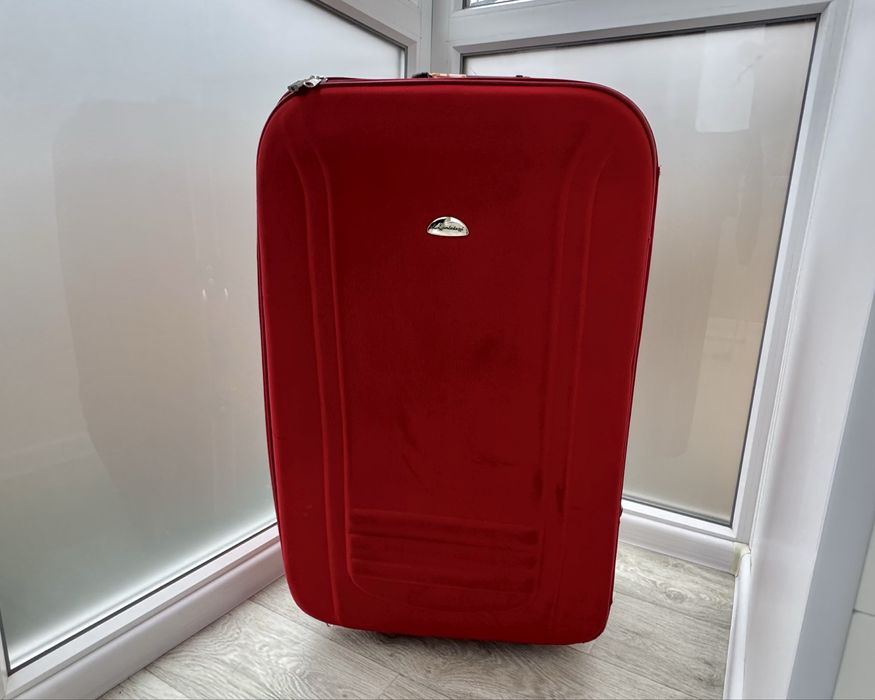 Большой чемодан на колесах